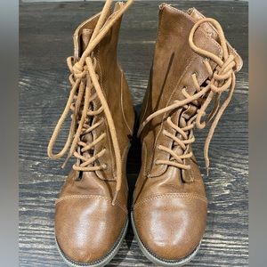 Used: Target girls brown Round Toe Lace up Low Heel boots zippers in back size 2